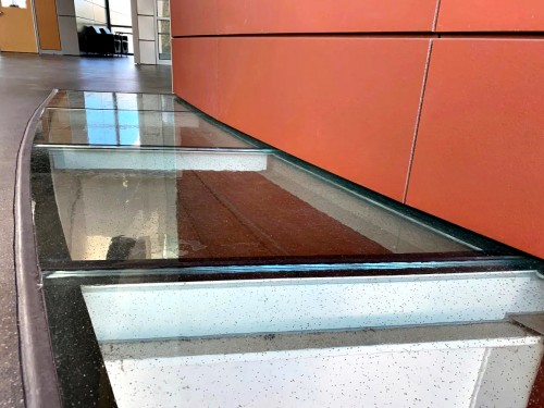 De Anza close glassfloor